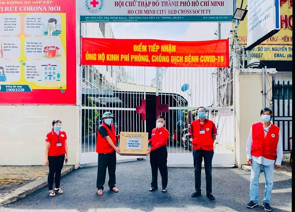 Tạp chí Công nghiệp quốc phòng và Kinh tế hỗ trợ 6.000 khẩu trang góp phần phòng, chống dịch Covid-19