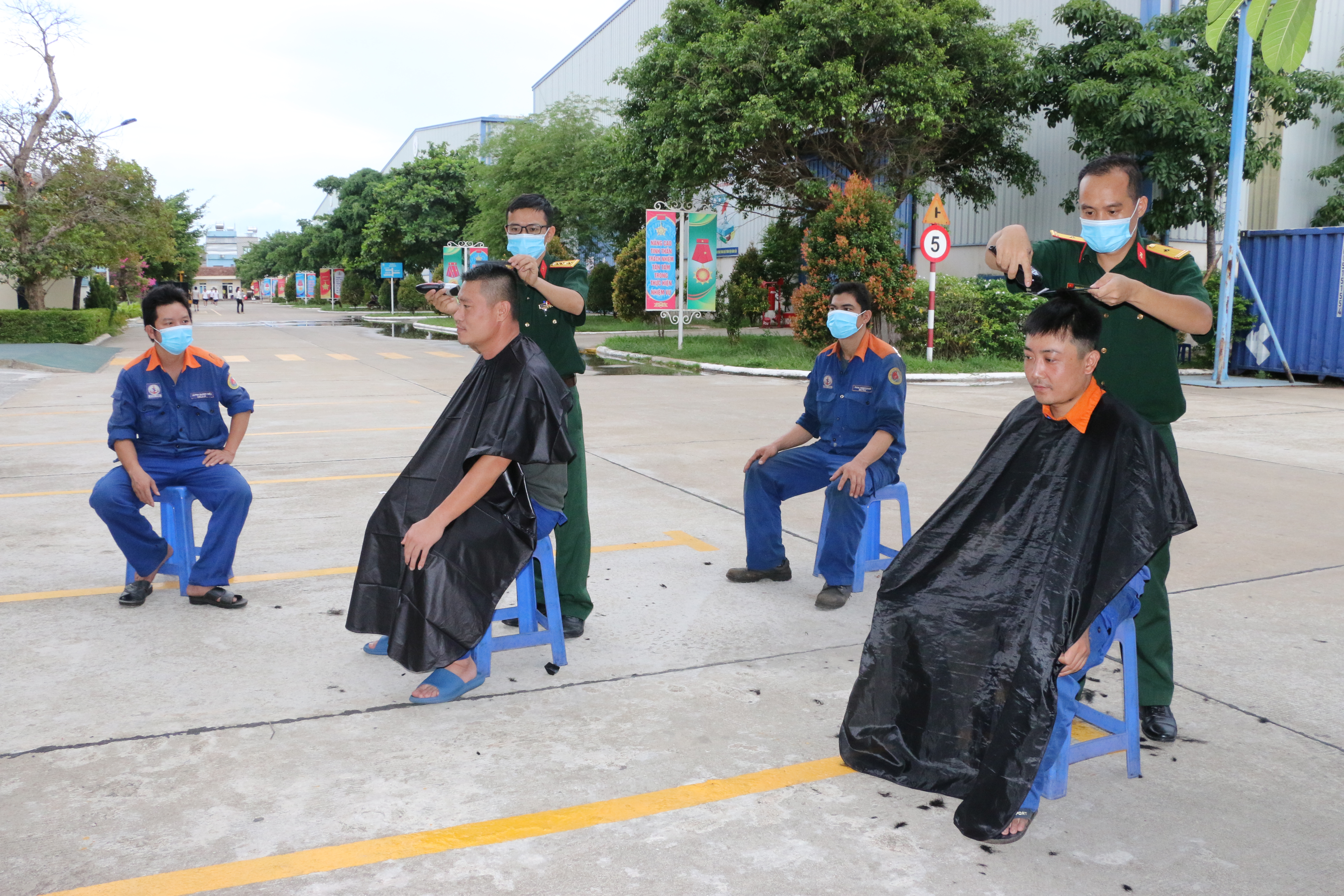 Khi lính thợ đóng tàu trở thành “thợ cắt tóc”