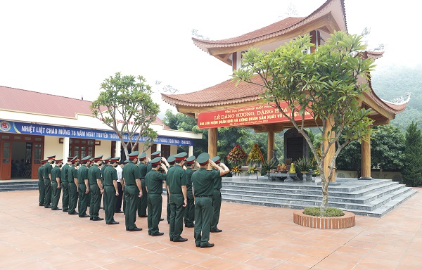 Dâng hương, dâng hoa tại Bia lưu niệm Quân giới và Bia lưu niệm “Bác Hồ với ngành Quân giới Việt Nam”