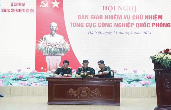 Bàn giao nhiệm vụ Chủ nhiệm Tổng cục Công nghiệp quốc phòng
