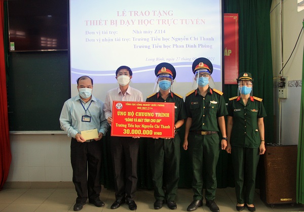 Công đoàn cơ sở Z114 trao thiết bị dạy học trực tuyến tặng các trường học trên địa bàn đóng quân