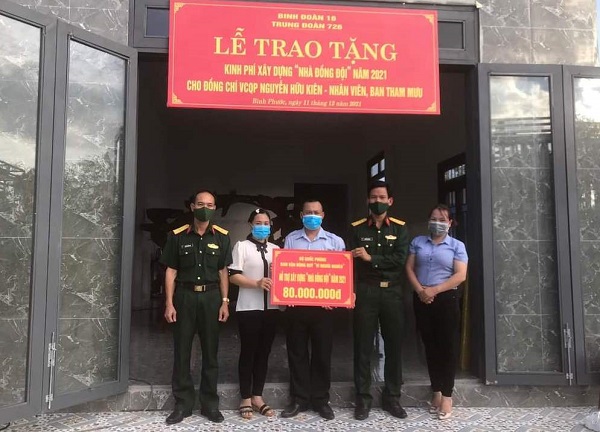 Trung đoàn 726 trao kinh phí hỗ trợ xây “Nhà đồng đội”