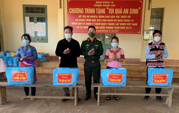 Binh đoàn 16 tặng quà người dân bị ảnh hưởng dịch Covid - 19