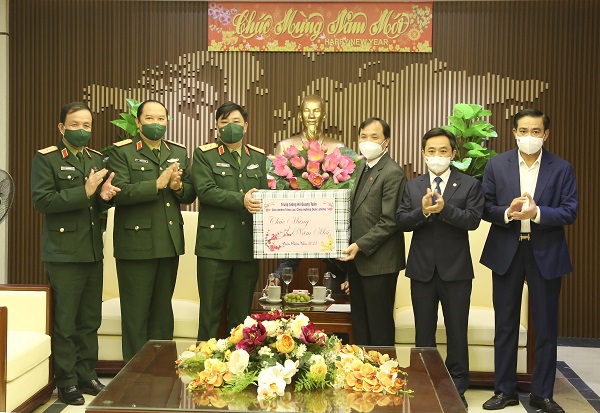 Tổng cục Công nghiệp quốc phòng thăm, tặng quà Quân khu 4 và tỉnh Hà Tĩnh