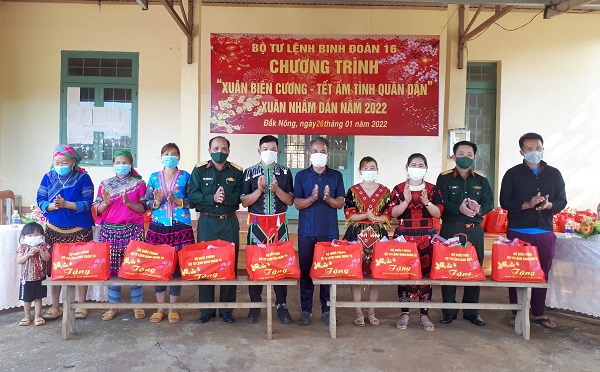 Trung đoàn 720 trao quà Tết tặng đồng bào dân tộc thiểu số