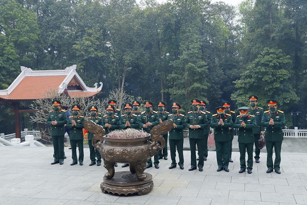 Dâng hương tưởng nhớ Chủ tịch Hồ Chí Minh và trồng cây lưu niệm tại Khu di tích Đá Chông