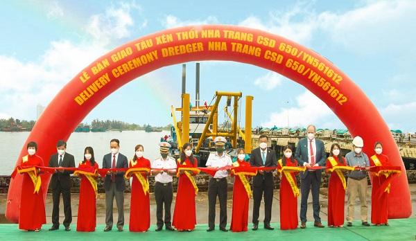 Tổng công ty Sông Thu bàn giao tàu công trình hiện đại