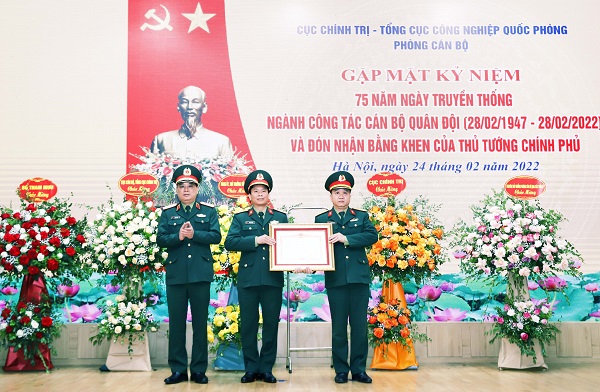 Phòng Cán bộ Tổng cục Công nghiệp quốc phòng đón nhận Bằng khen của Thủ tướng Chính phủ