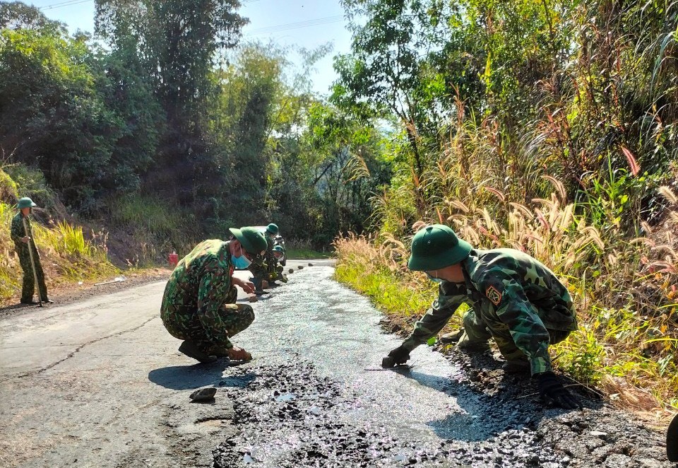 Trung đoàn 720 sửa chữa 10km đường giao thông