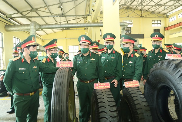 Thượng tướng Phạm Hoài Nam kiểm tra và làm việc  tại Nhà máy Z175