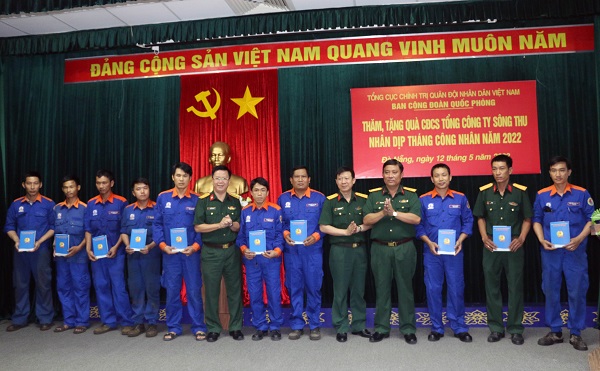 Ban Công đoàn Quốc phòng thăm, tặng quà đoàn viên công đoàn