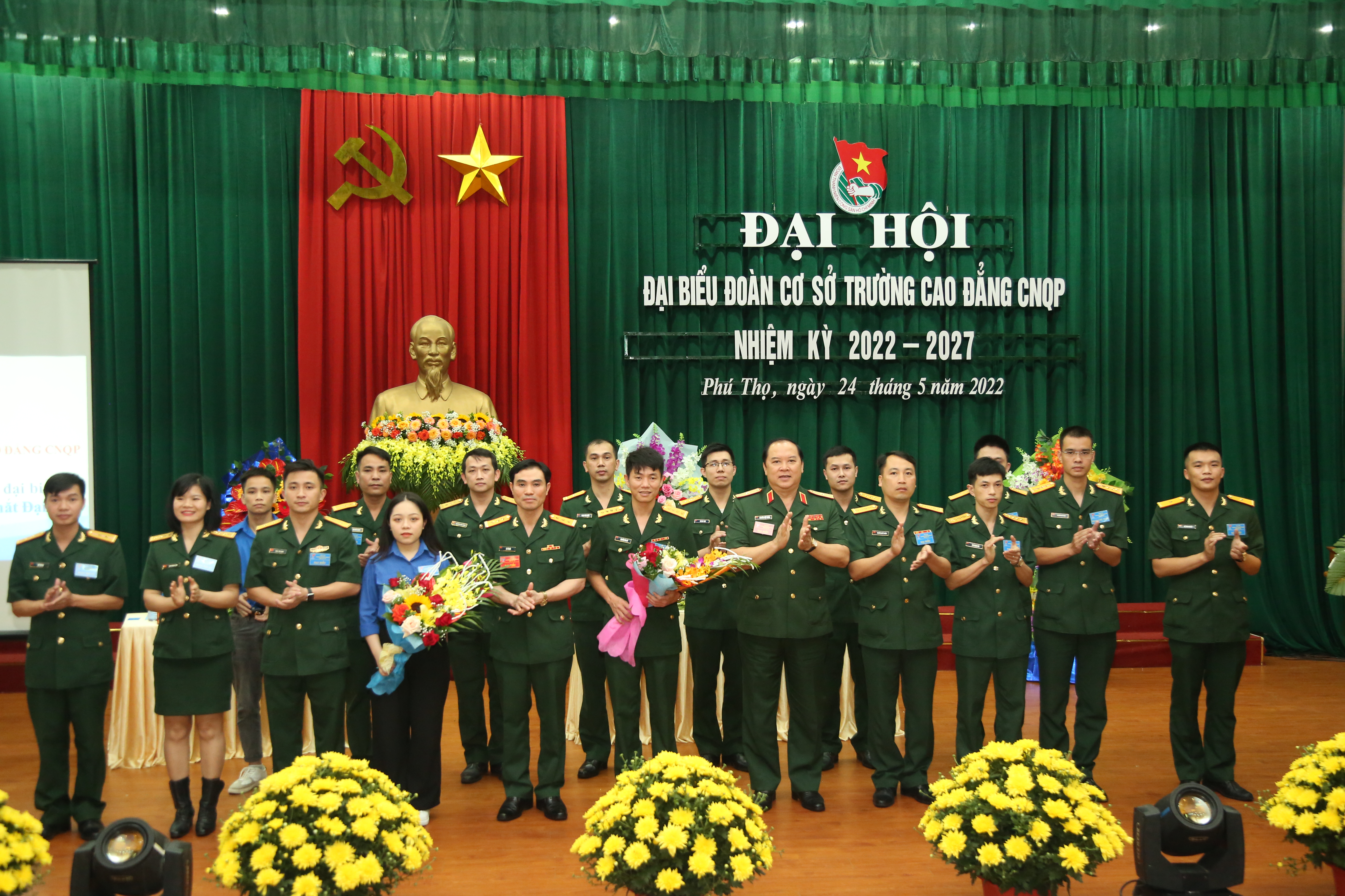 Đoàn cơ sở Trường Cao đẳng Công nghiệp quốc phòng giới thiệu 169 đoàn viên kết nạp vào Đảng trong nhiệm kỳ 2017-2022