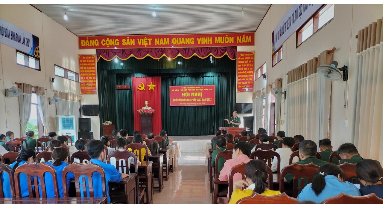 Trung đoàn 720 phổ biến, giáo dục pháp luật cho quân nhân, người lao động