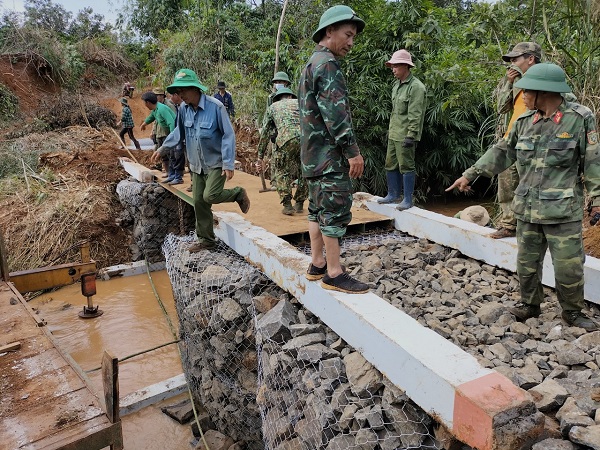Trung đoàn 720 mở đường, làm cầu giúp các bản đồng bào Mông