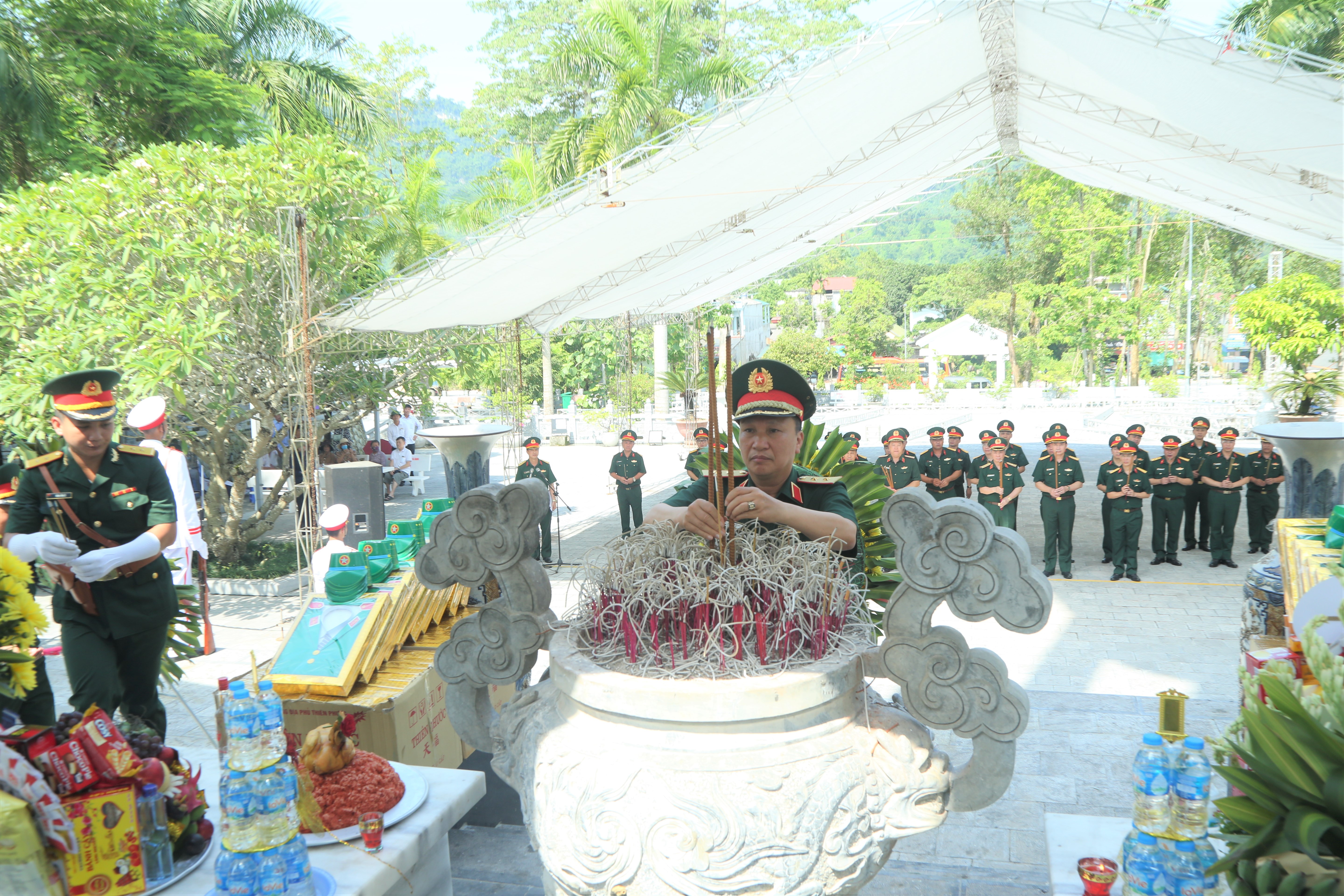 Dâng hương tưởng niệm các Anh hùng liệt sỹ tại Nghĩa trang Liệt sỹ Quốc gia Vị Xuyên