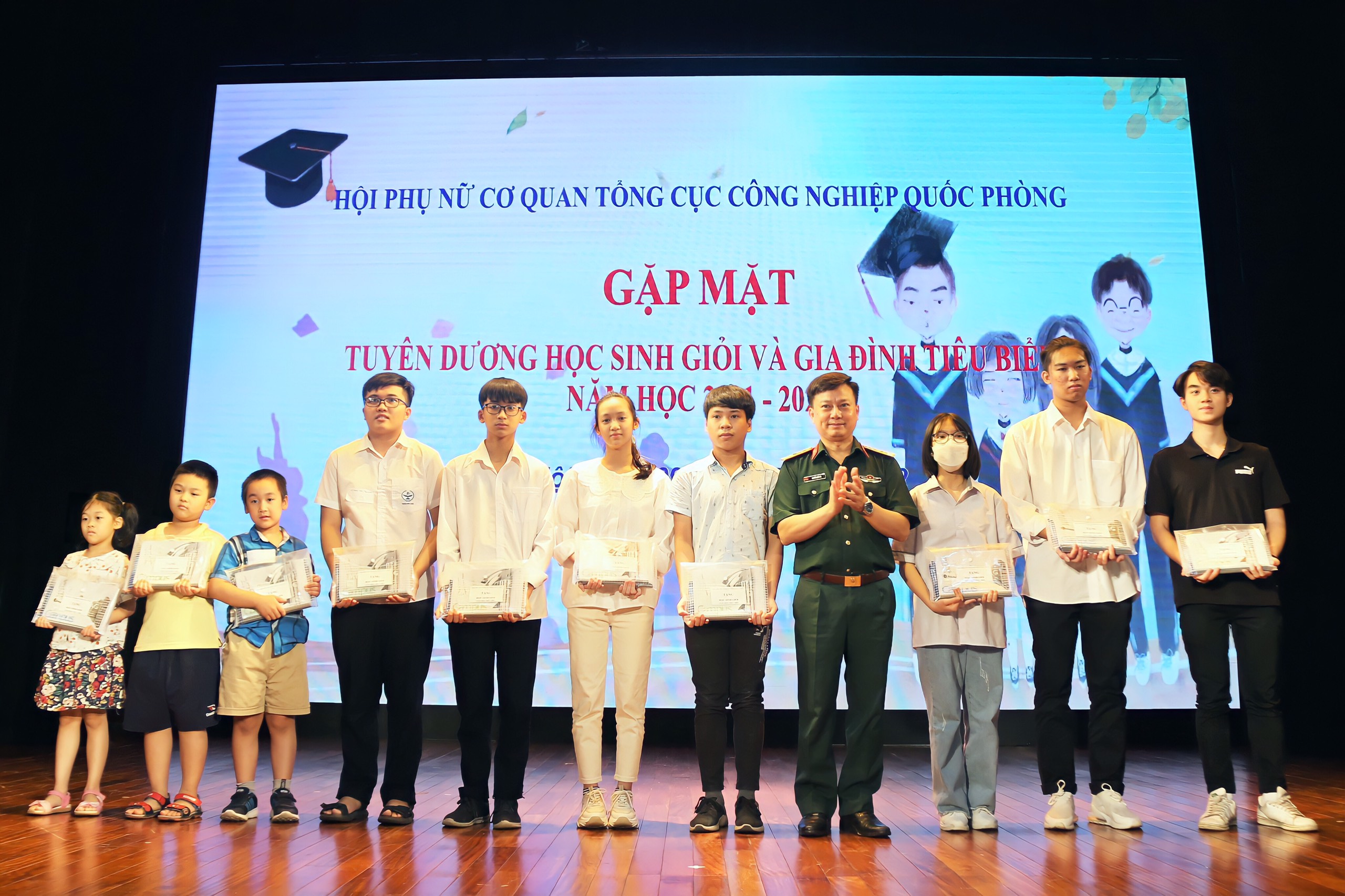 Tuyên dương học sinh giỏi và gia đình tiêu biểu năm học 2021-2022
