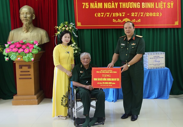 Tổng cục Công nghiệp quốc phòng thăm, tặng quà các trung tâm điều dưỡng thương binh