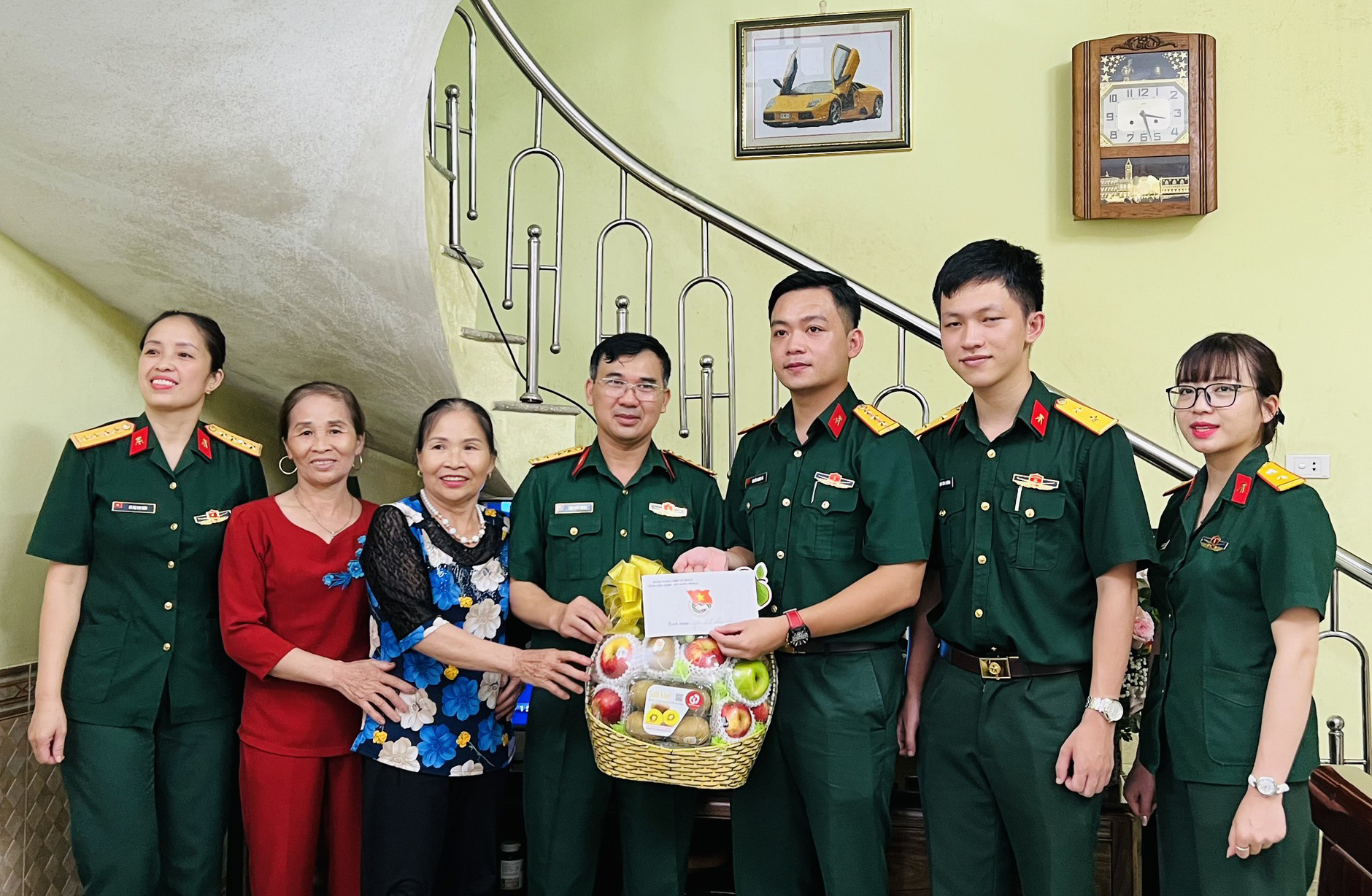 Đoàn cơ sở cơ quan Tổng cục Công nghiệp quốc phòng thăm, tặng quà  đối tượng chính sách