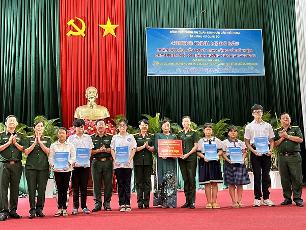 Phụ nữ Tổng cục Công nghiệp quốc phòng tặng sổ tiết kiệm tại Tiền Giang