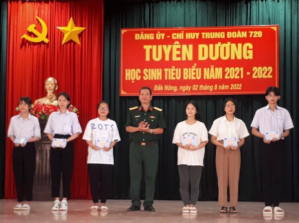 Trung đoàn 720 gặp mặt tuyên dương học sinh xuất sắc