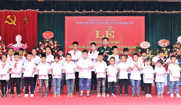 Tạp chí Công nghiệp quốc phòng và Kinh tế tặng quà học sinh giỏi và học sinh nghèo vượt khó