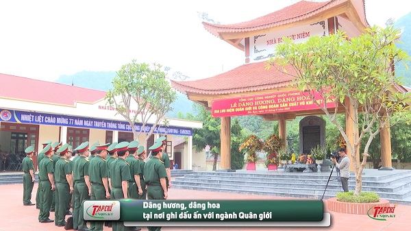 MEDIA - Dâng hương, dâng hoa tại nơi ghi dấu ấn với ngành Quân giới
