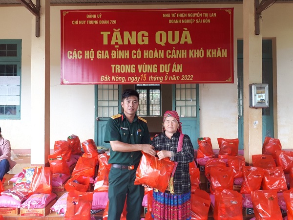 Trung đoàn 720 tặng quà gia đình khó khăn