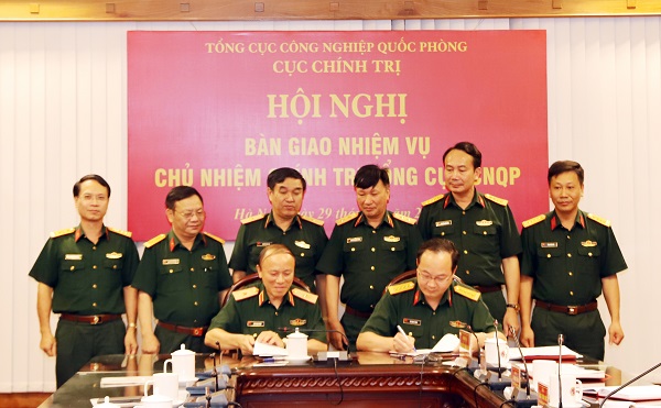 Bàn giao nhiệm vụ Chủ nhiệm Chính trị Tổng cục Công nghiệp quốc phòng