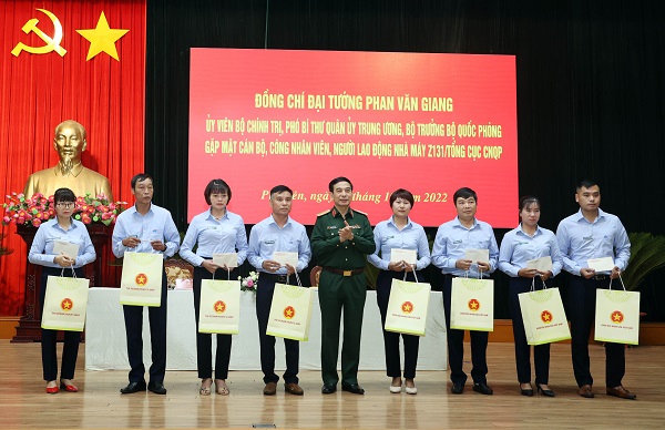 Bộ trưởng Bộ Quốc phòng gặp mặt người lao động Nhà máy Z131
