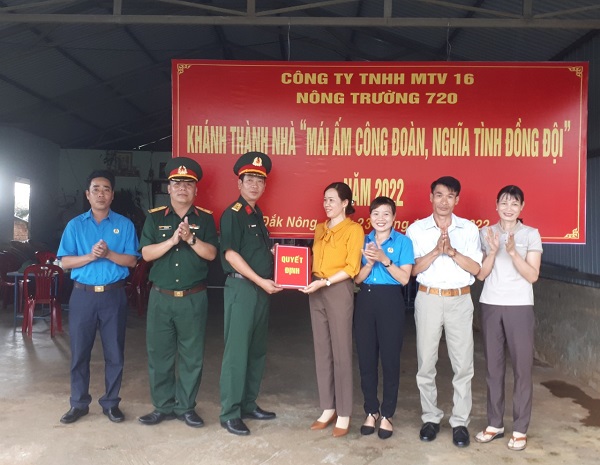 Nông trường 720 trao hỗ trợ kinh phí xây nhà