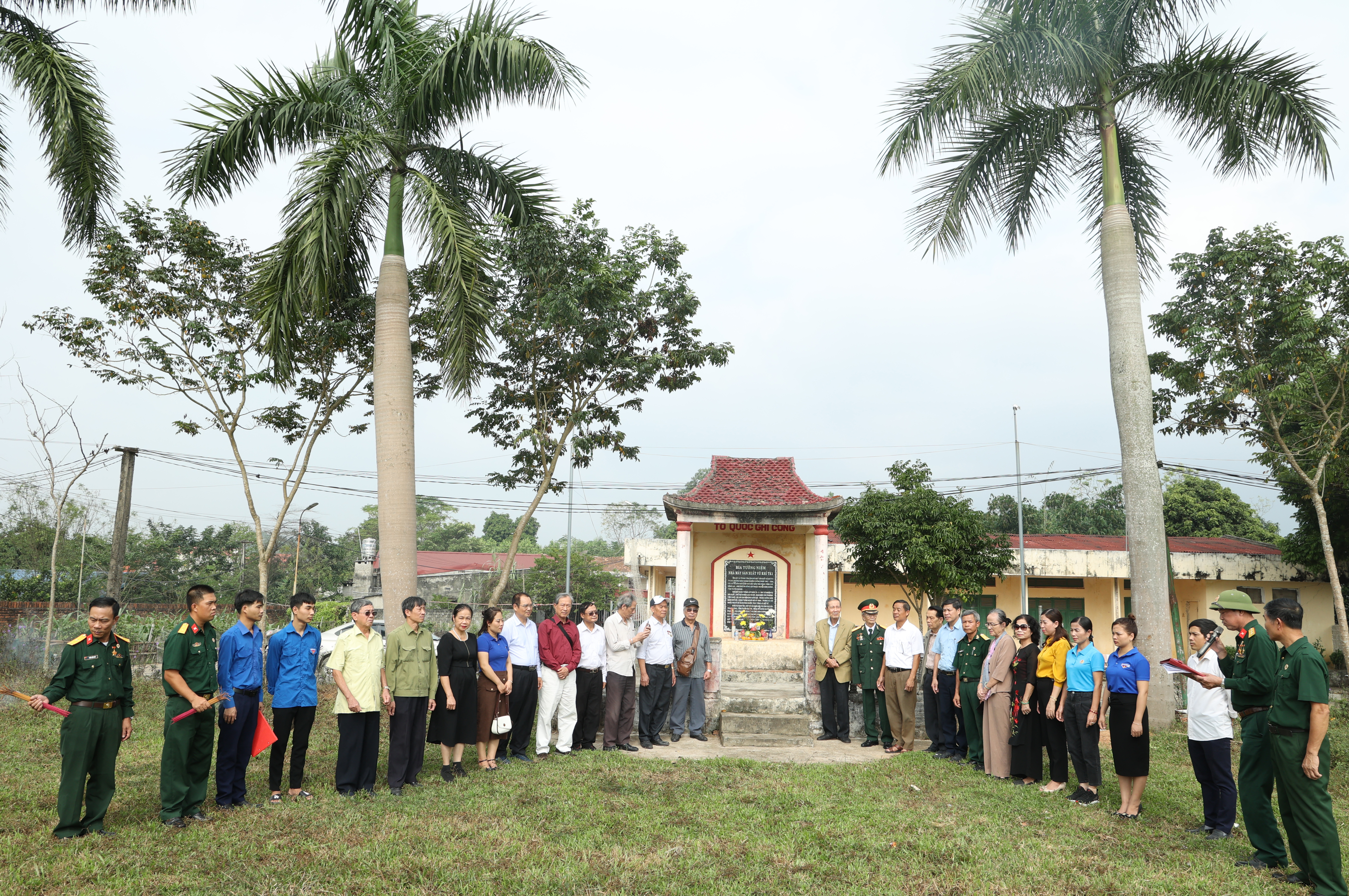 Dâng hương tại Bia tưởng niệm Nhà máy sản xuất vũ khí TK1