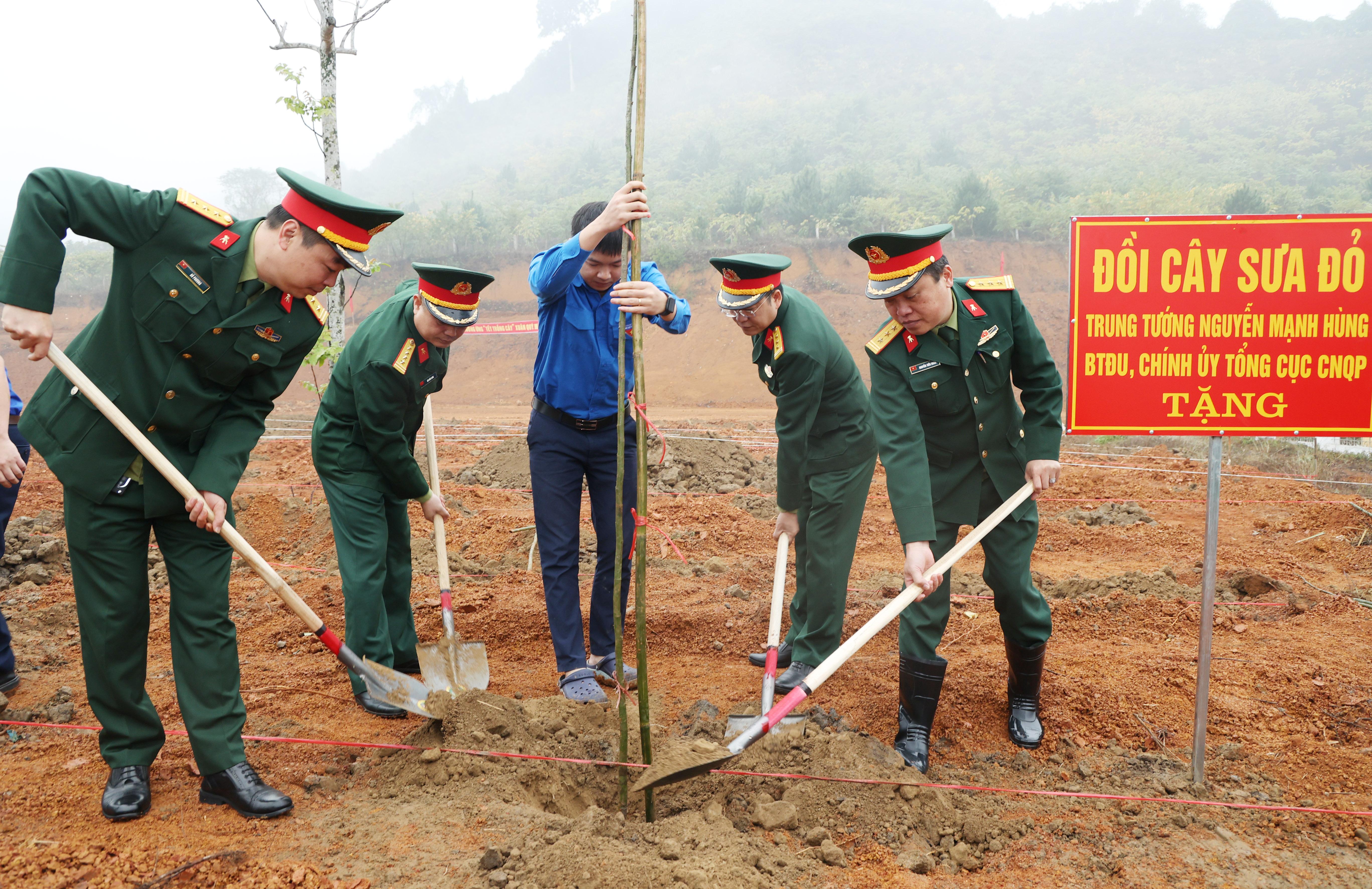 Nhà máy Z113 ra quân hưởng ứng Tết trồng cây Xuân Quý Mão 2023