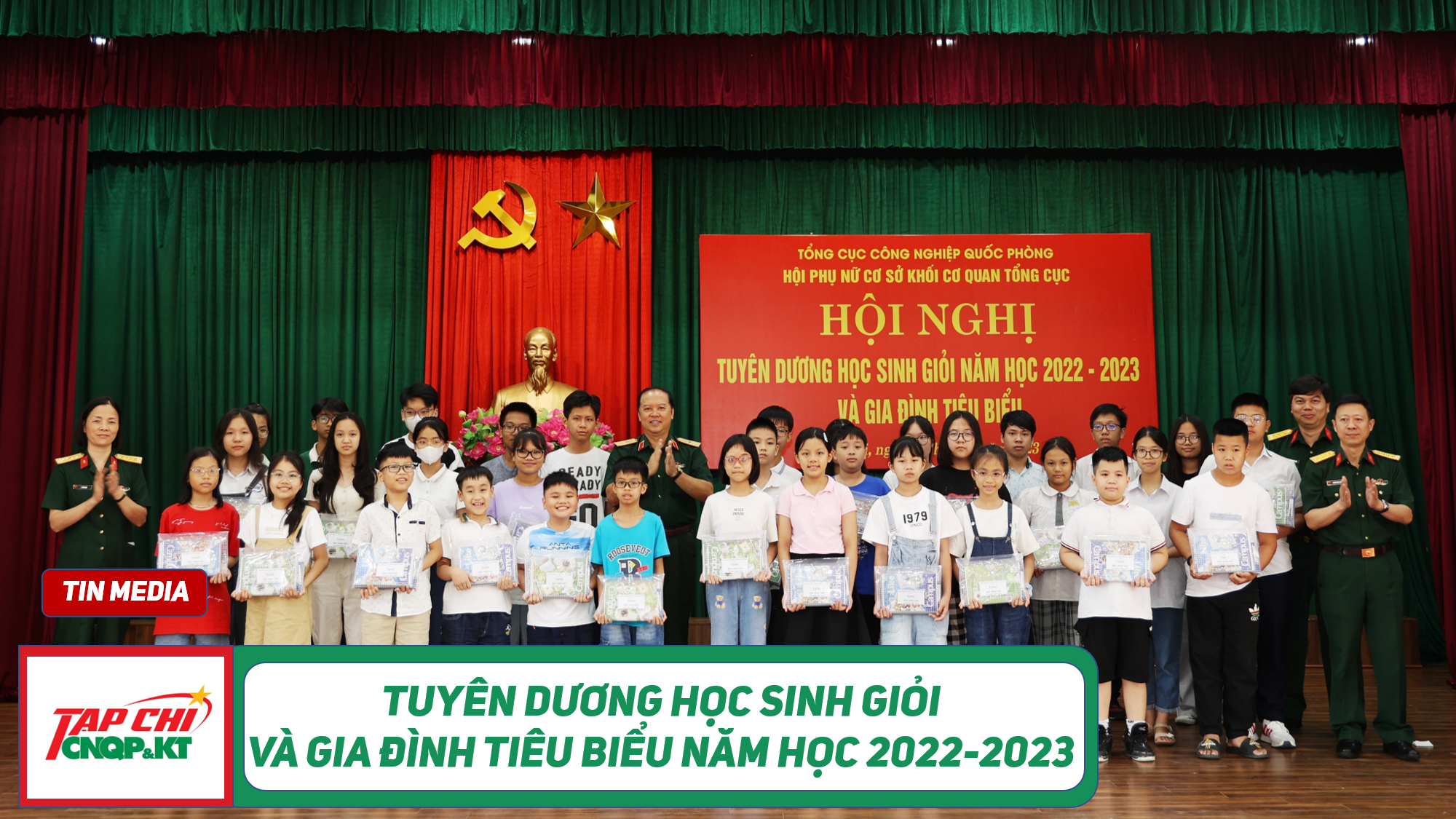 MEDIA - Tuyên dương học sinh giỏi và gia đình tiêu biểu năm học 2022-2023