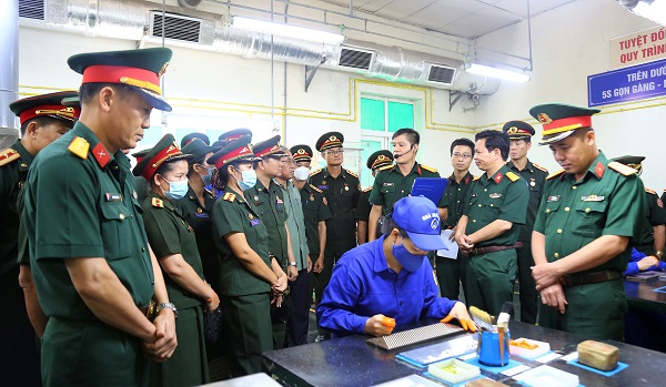 Đoàn cán bộ Quân đội Lào trao đổi kinh nghiệm công tác công đoàn, thanh niên tại Nhà máy Z121