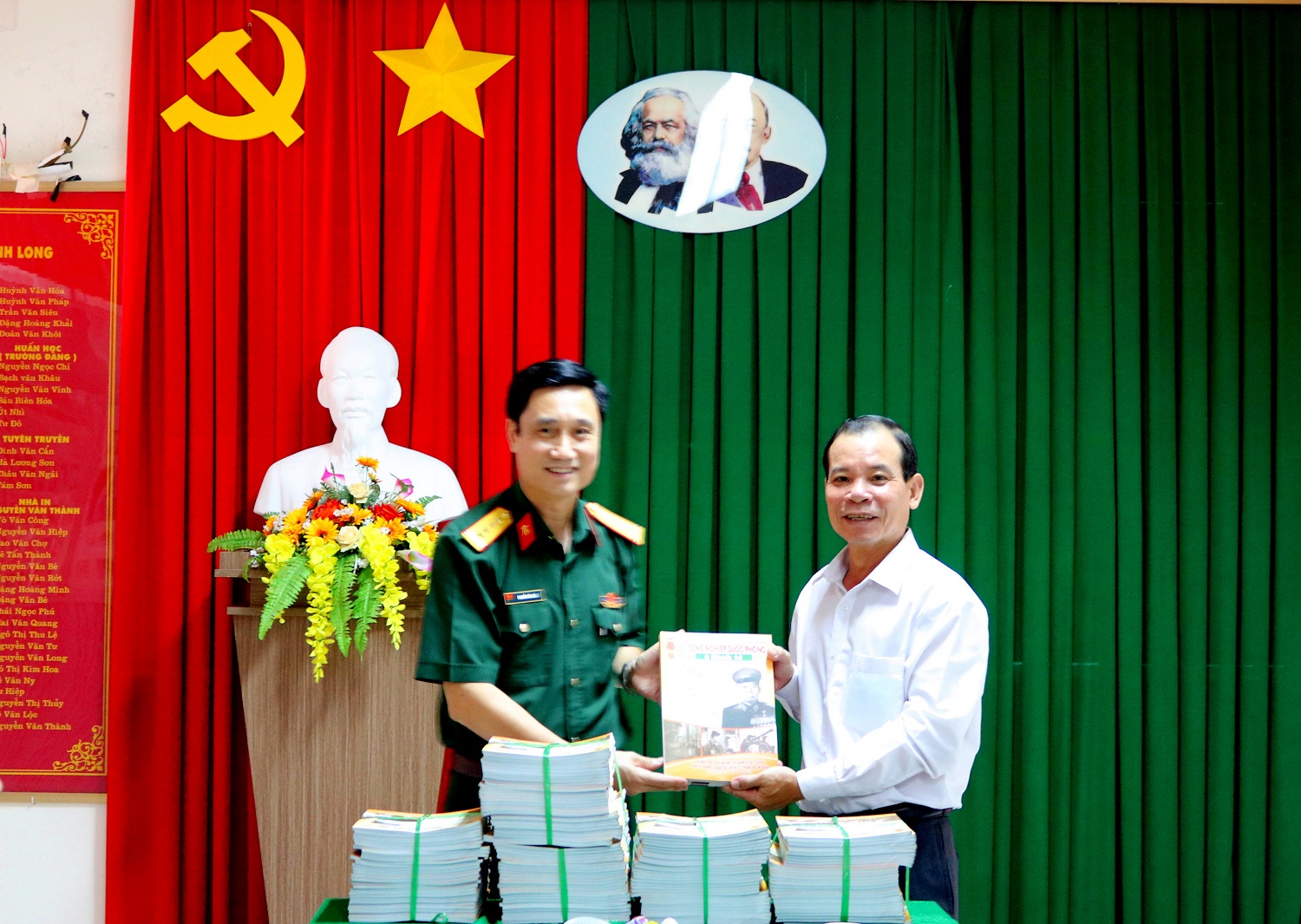 Ban Tuyên giáo Tỉnh ủy Vĩnh Long tiếp nhận Tạp chí Công nghiệp quốc phòng và Kinh tế Số đặc biệt 2023