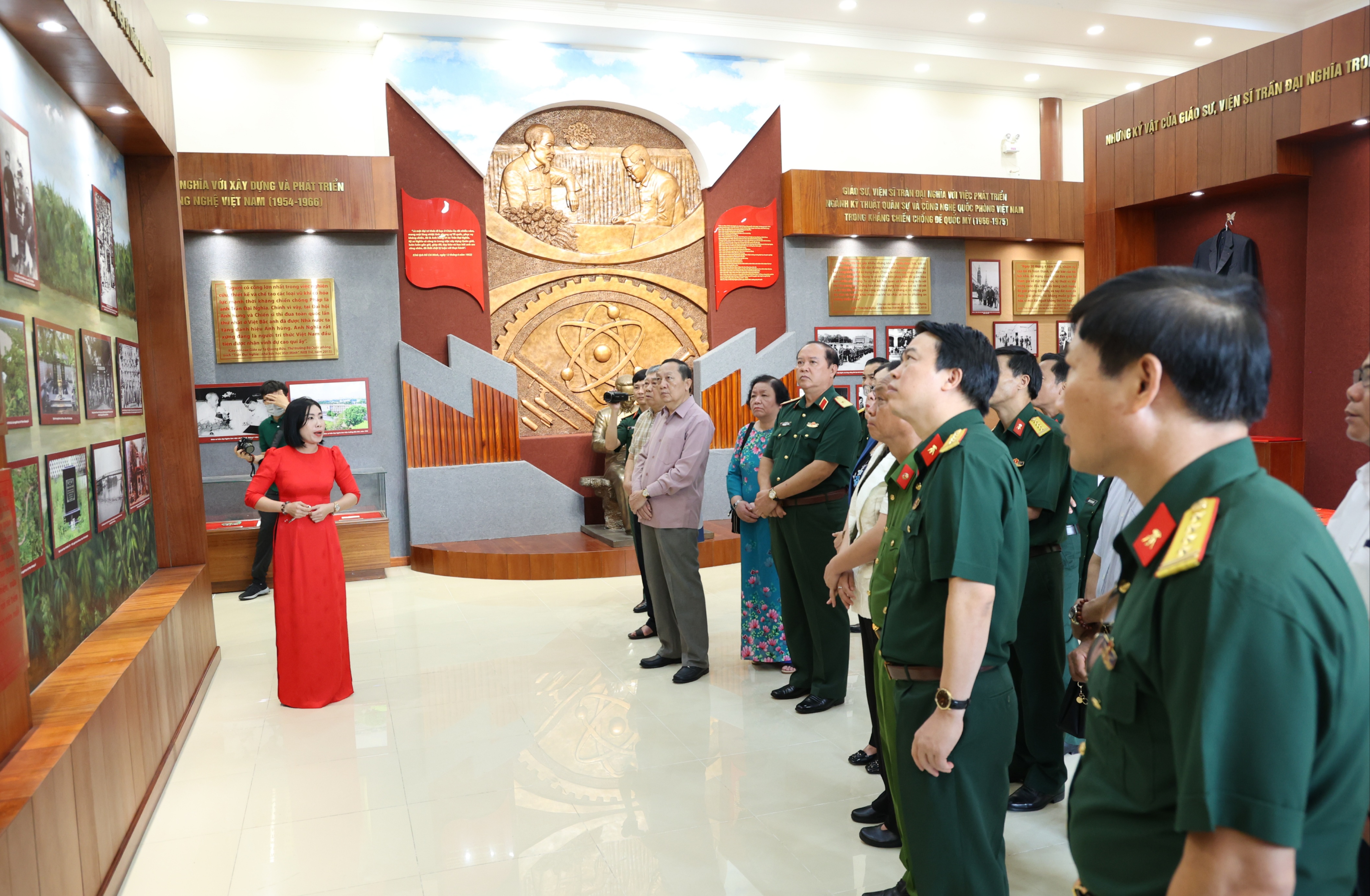 Bàn giao sản phẩm trưng bày tại Khu lưu niệm Giáo sư, Viện sĩ, Anh hùng Lao động Trần Đại Nghĩa