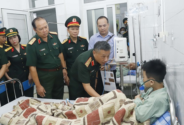 Phó Chủ nhiệm Tổng cục Chính trị thăm hỏi nạn nhân vụ cháy chung cư mini