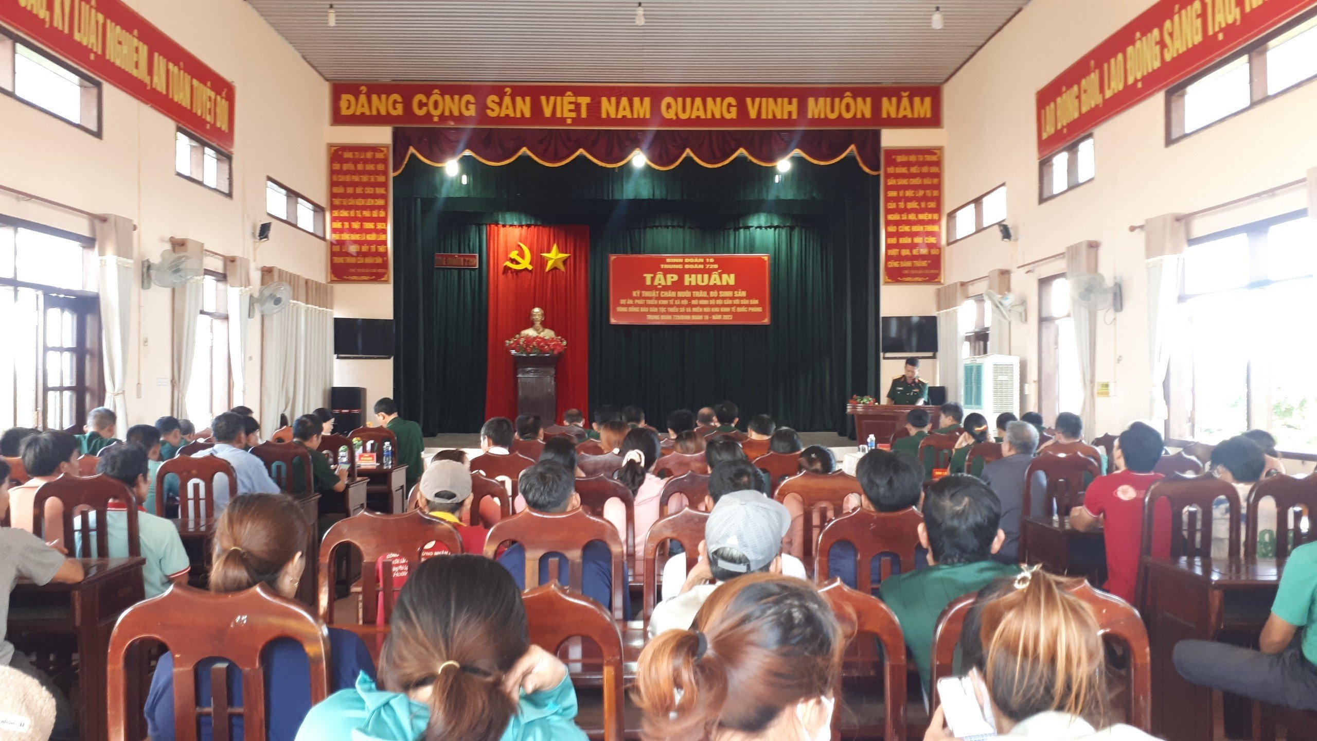 Trung đoàn 720 tổ chức tập huấn kỹ thuật chăn nuôi