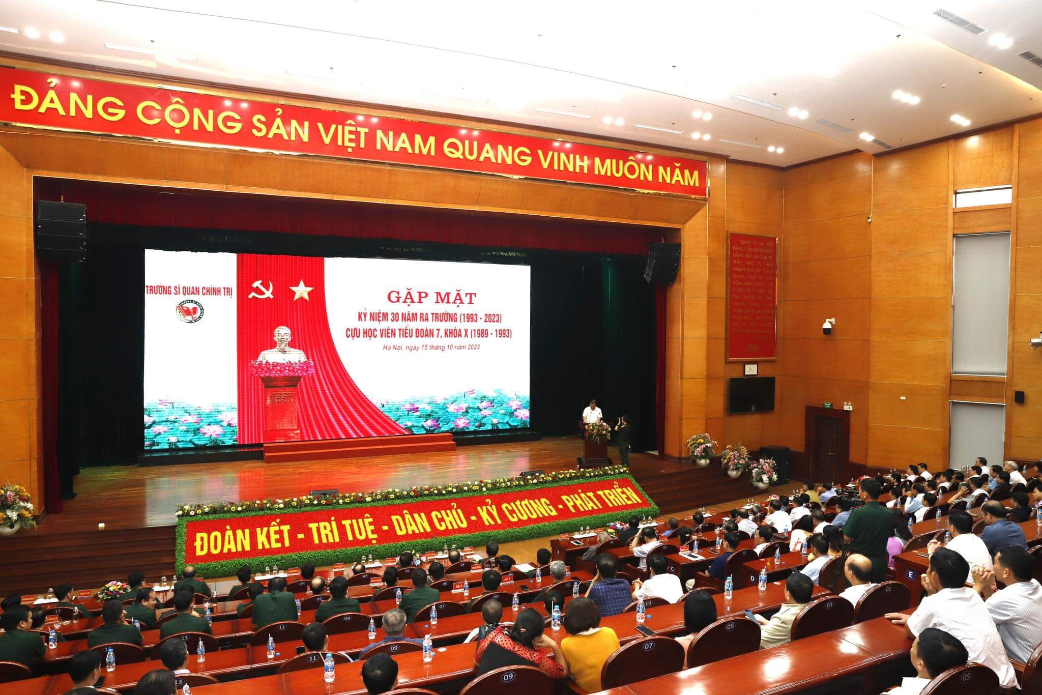 Gặp mặt kỷ niệm 30 năm ra trường cựu học viên Khóa X, Trường Sỹ quan Chính trị