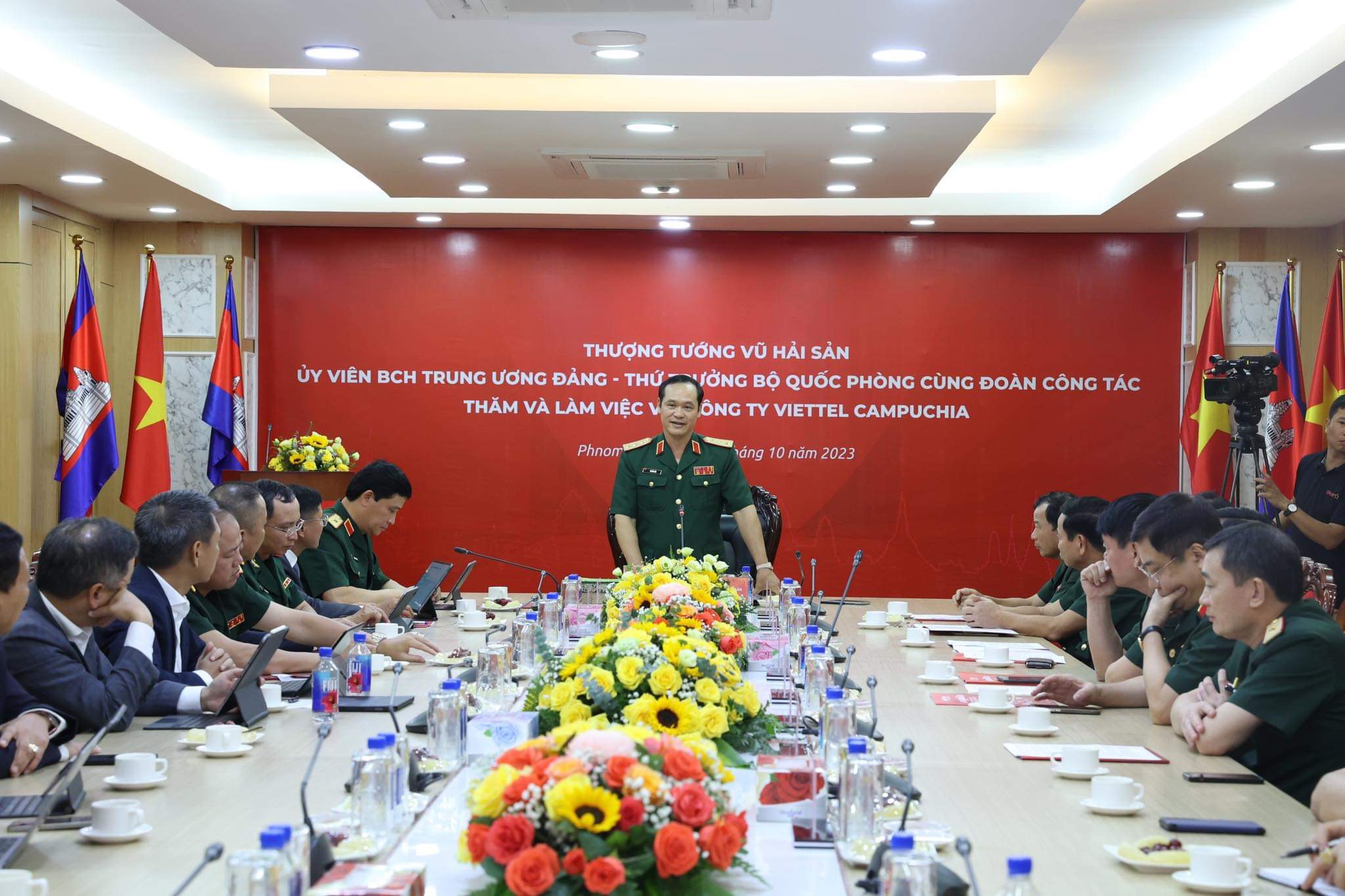 Thượng tướng Vũ Hải Sản thăm, làm việc tại Công ty Viettel Campuchia