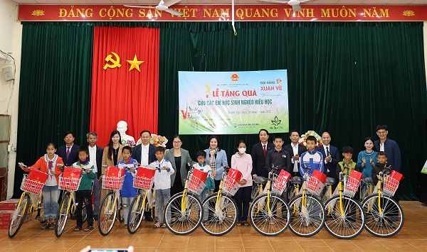 Chương trình “Tết cho trẻ em nghèo” trao hơn 100 triệu đồng tặng trẻ em nghèo hiếu học