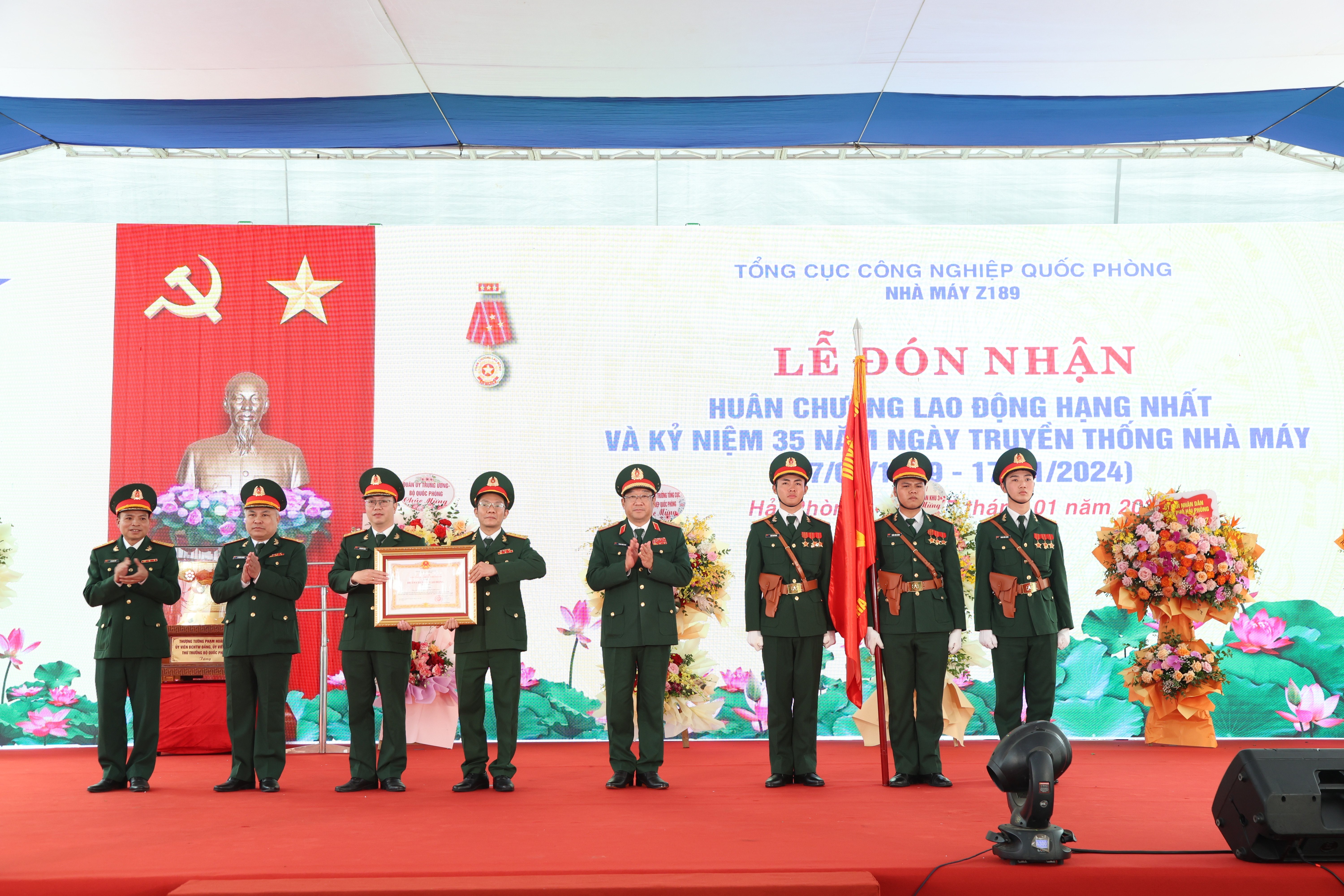 Nhà máy Z189 đón nhận Huân chương Lao động hạng Nhất