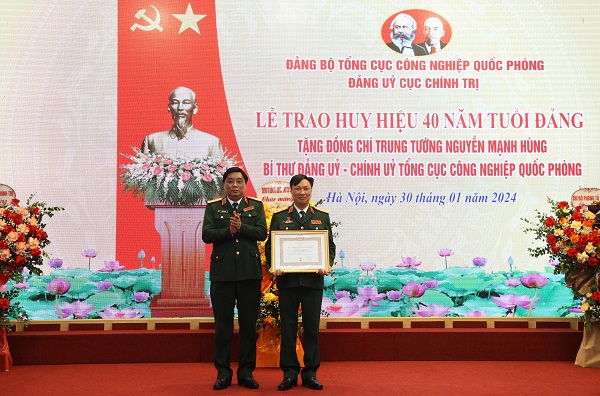Trung tướng Nguyễn Mạnh Hùng đón nhận Huy hiệu 40 năm tuổi Đảng
