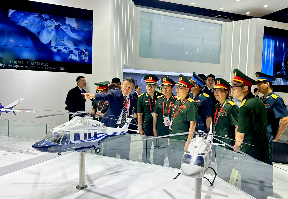 Đoàn công tác của Bộ Quốc phòng tham dự Triển lãm Hàng không Singapore Airshow