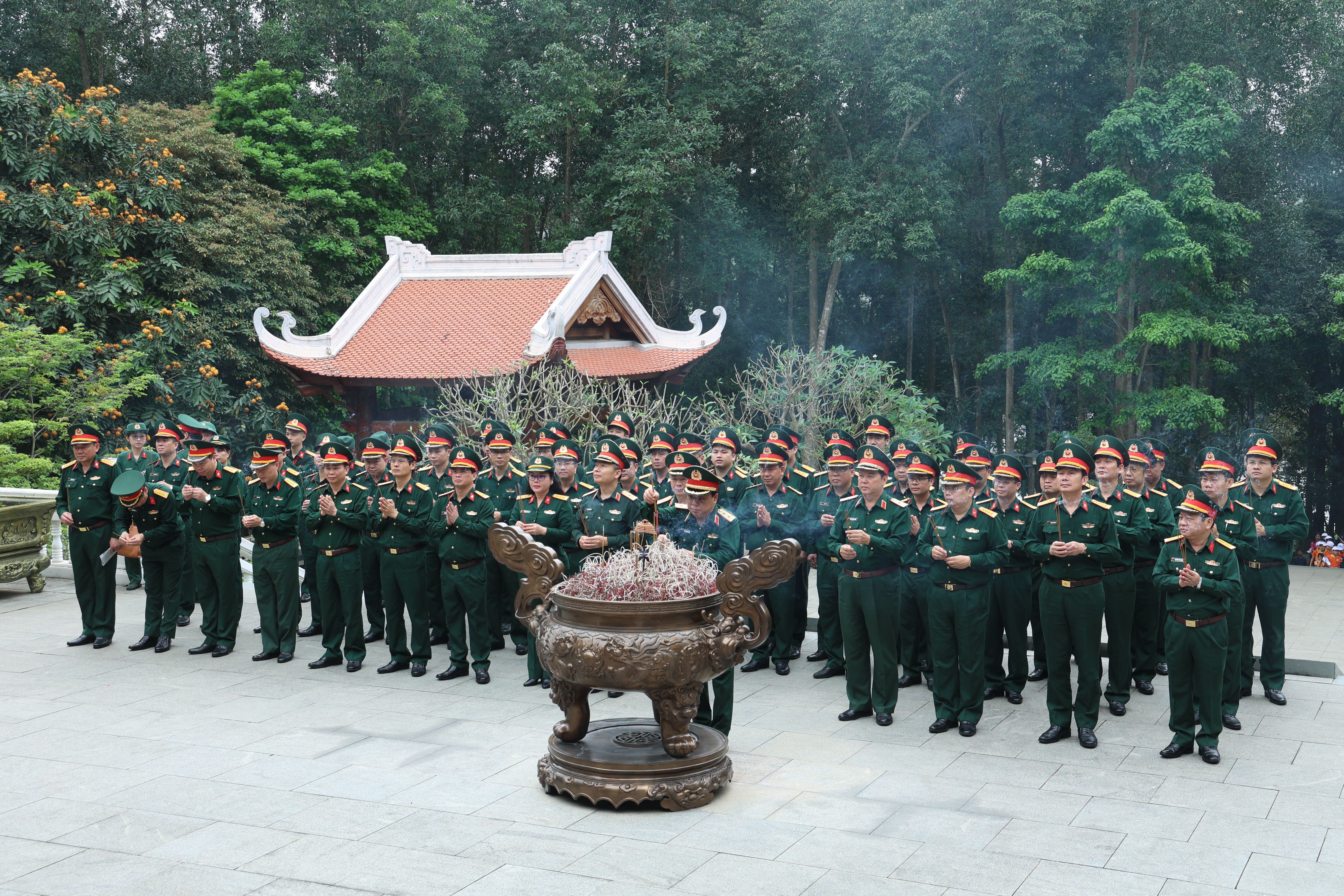 Dâng hương tưởng niệm Chủ tịch Hồ Chí Minh tại Khu di tích Đá Chông