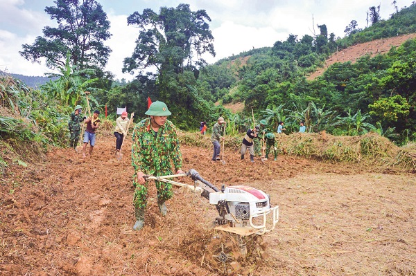 Bồi dưỡng phong cách làm việc dân chủ cho đội ngũ cán bộ ở các đoàn kinh tế - quốc phòng