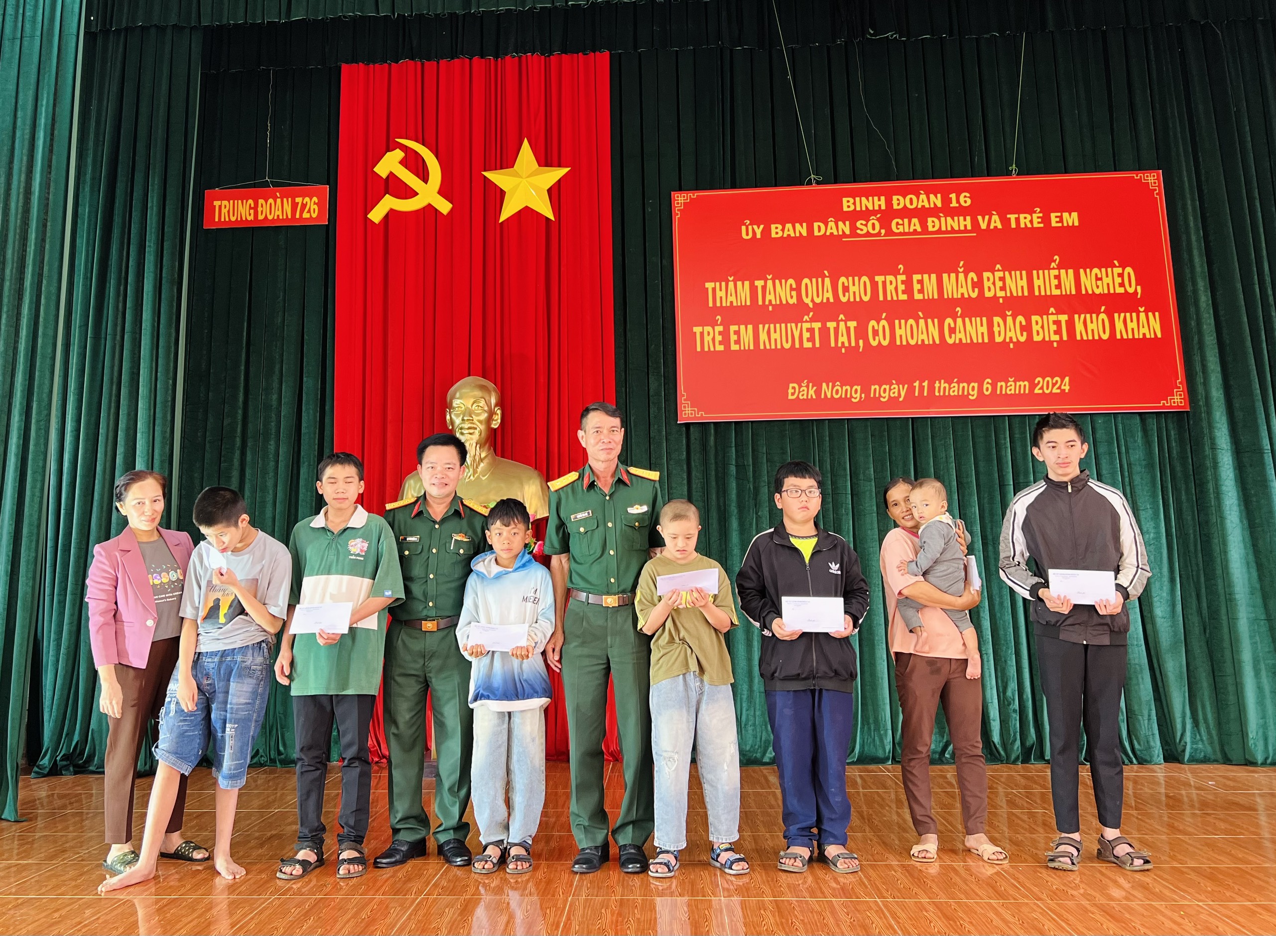 Binh đoàn 16 tặng quà trẻ có hoàn cảnh khó khăn
