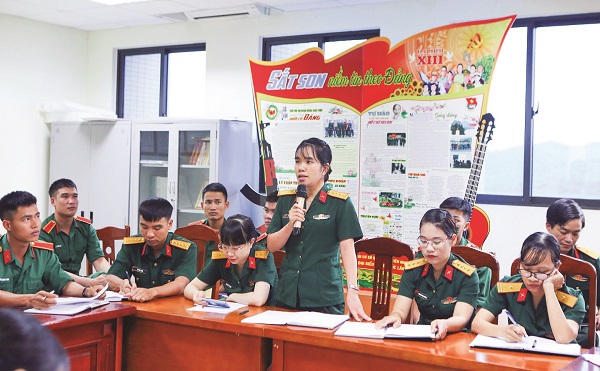 Sĩ quan trẻ ứng xử có văn hóa theo tư tưởng Hồ Chí Minh