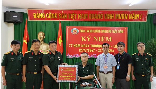 Thăm hỏi, tặng quà thương binh nhân dịp 27/7