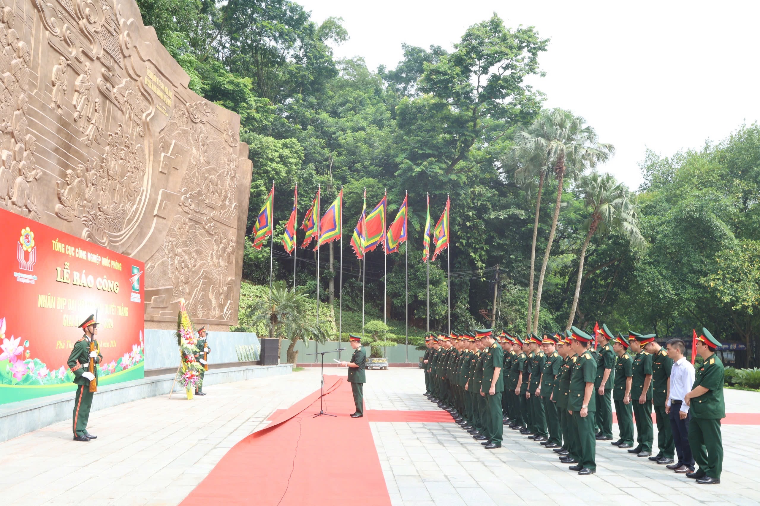 Dâng hương, báo công tại Khu di tích lịch sử Đền Hùng và Bia lưu niệm Quân giới